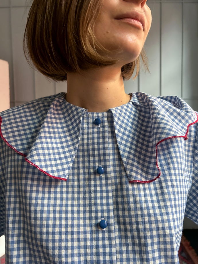 Блузка в синюю клетку с воротничком цветочек