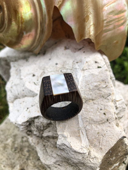 Деревянное кольцо из дуба с перламутром