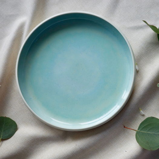 Тарелка бело-бирюзовая плоская ручной работы, "Лазурь"