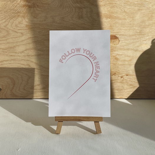 Открытка формата А6 из бумаги с текстурой льна "Follow your heart" с крафтовым конвертом
