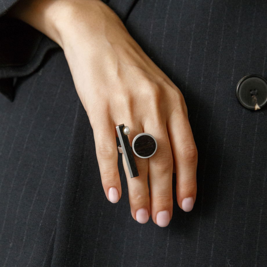 Кольцо Balance черное с жемчугом.