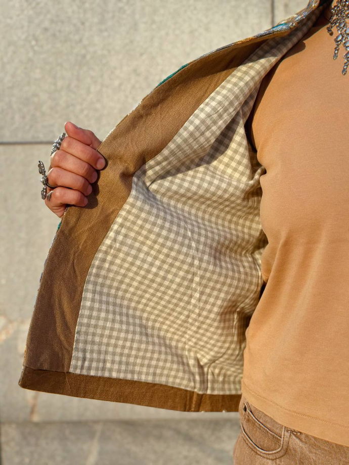 Бежевый жакет с вышивкой