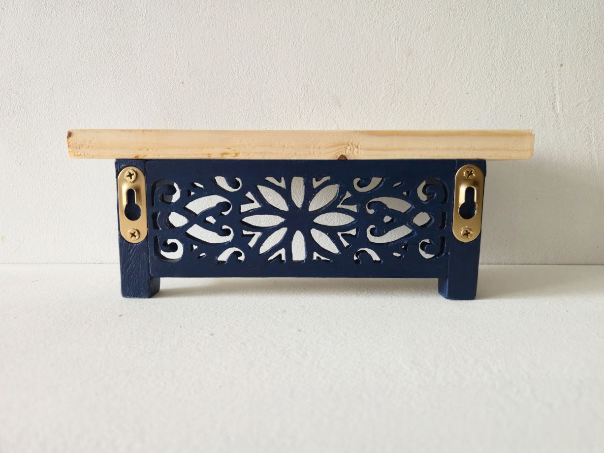 Резная ключница с полочкой