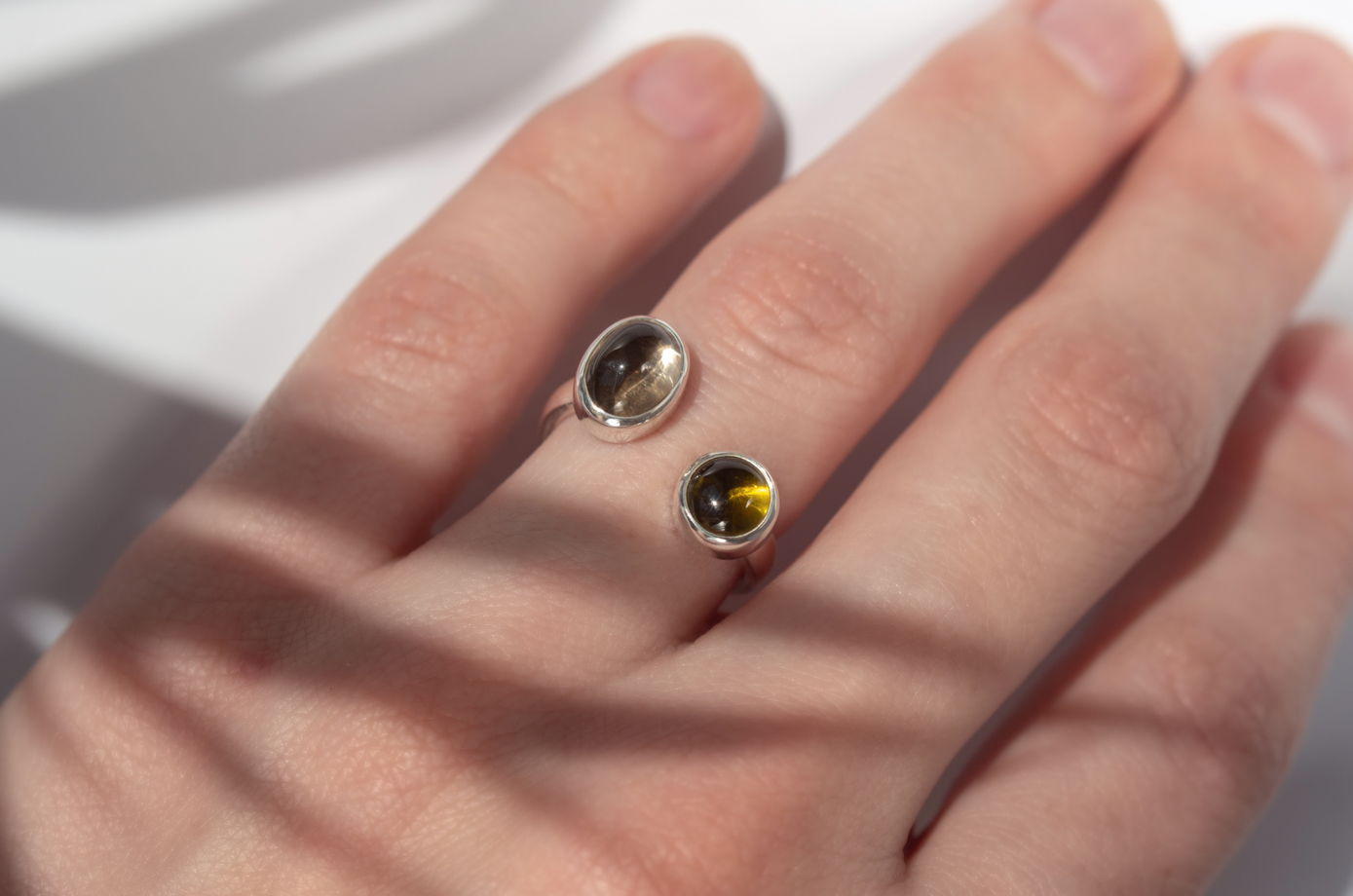 Кольцо с двумя камнями хризолит и дымчатый кварц