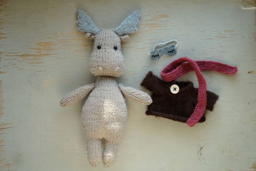 Вязаный бежевый лось