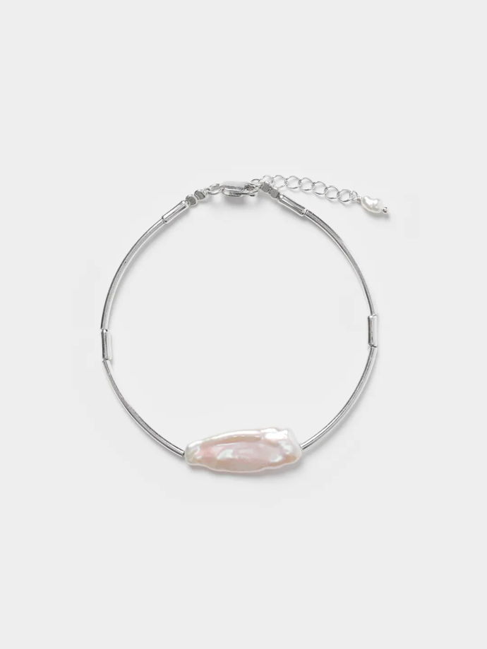 Браслет из серебряных трубочек с вставкой жемчужина