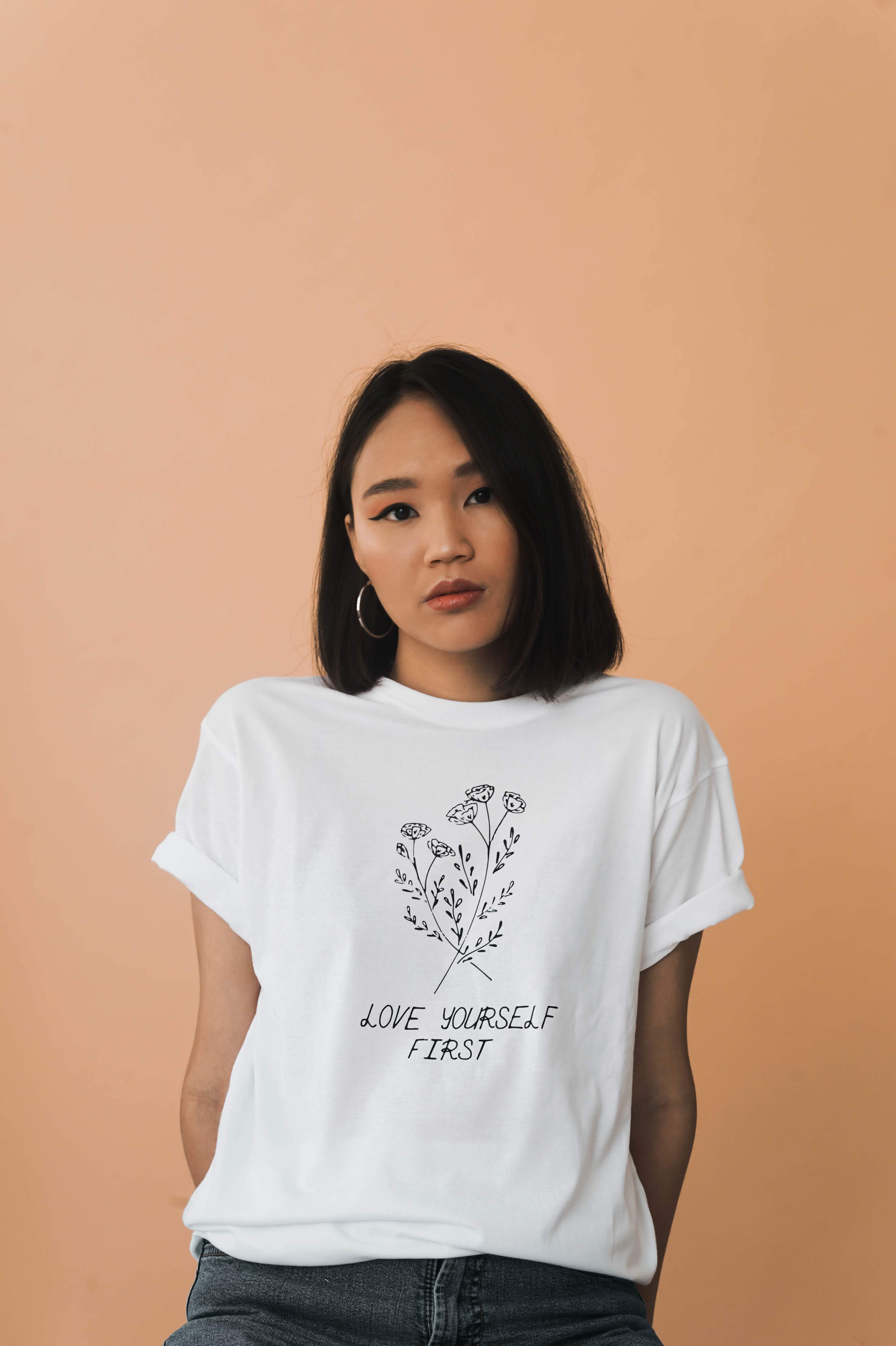 Белая женская хлопковая футболка «Love yourself first» в магазине «b.basic» на Ламбада-маркете