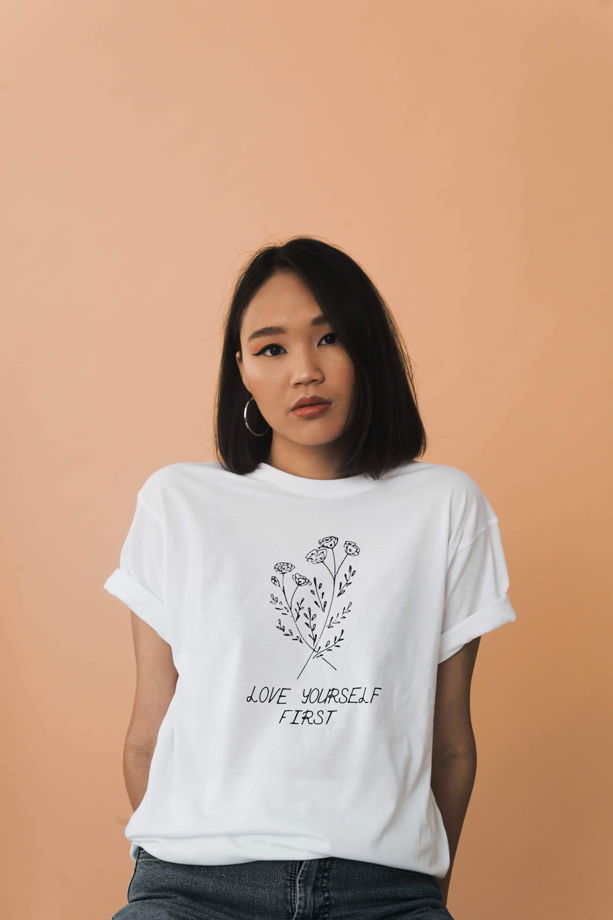 Белая женская хлопковая футболка «Love yourself first»