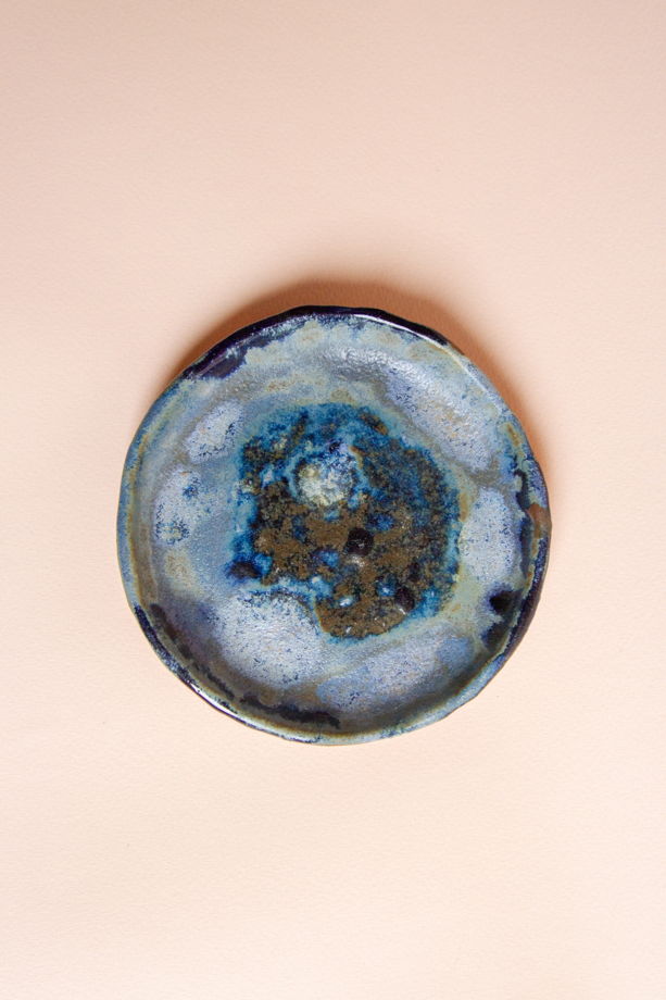 Керамическое блюдце ручной работы, покрытое оттенками синей и голубой глазурей