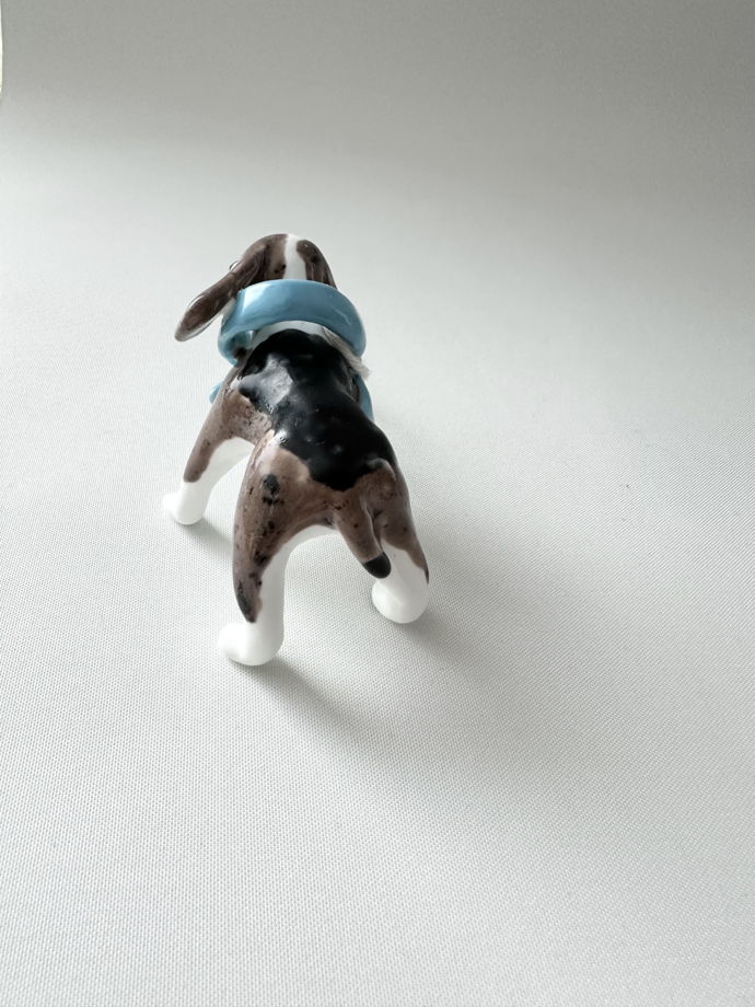 Статуэтка-подвес-ёлочная игрушка собака  бигль в голубом шарфе из английского костяного фарфора ручной работы