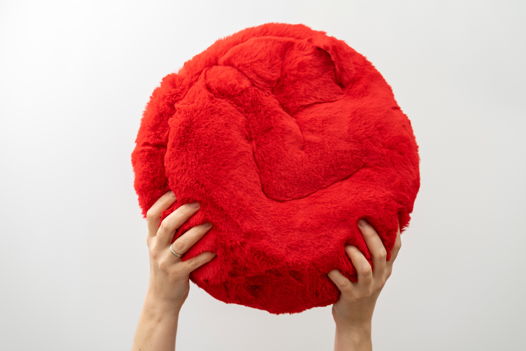 круглая красная подушка-кот ручной работы из эко-меха