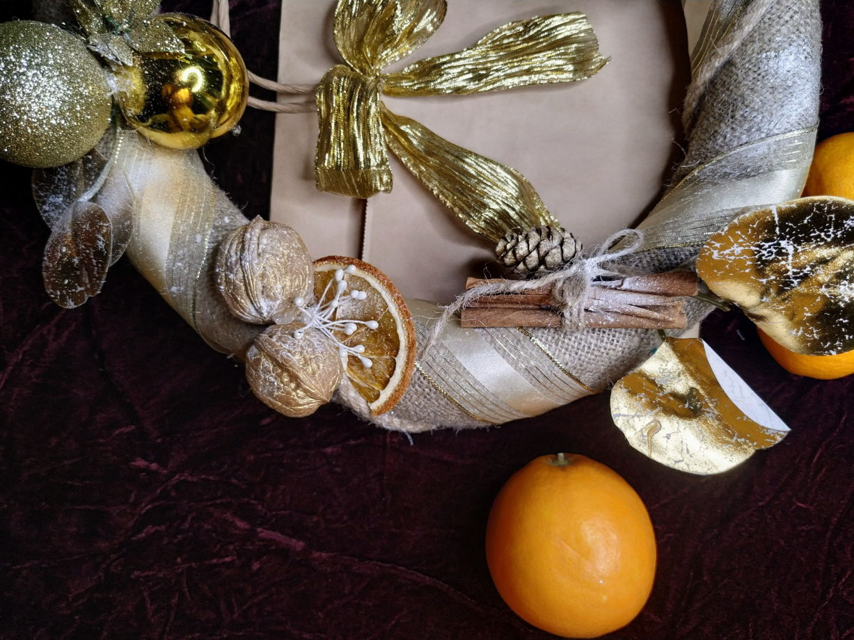 Венок новогодний (рождественский) бежево-золотистый с апельсином