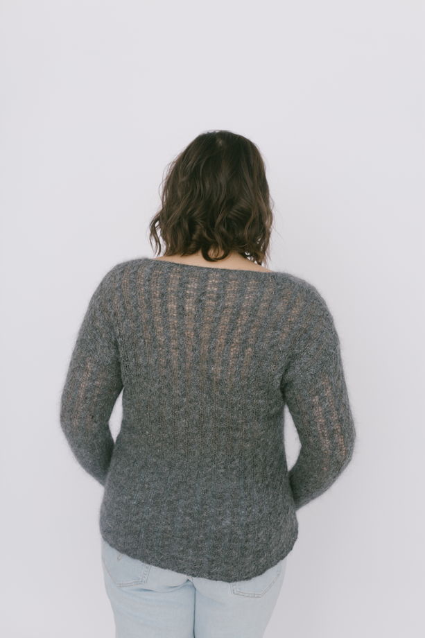Серый женский свитер из натуральной шерсти с добавлением ангоры, связан вручную