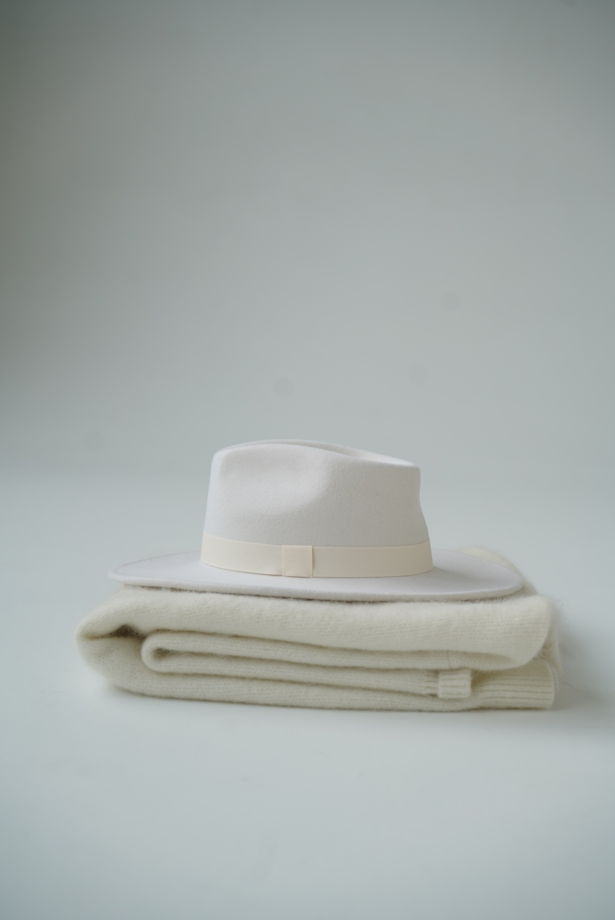 Белая шляпа федора