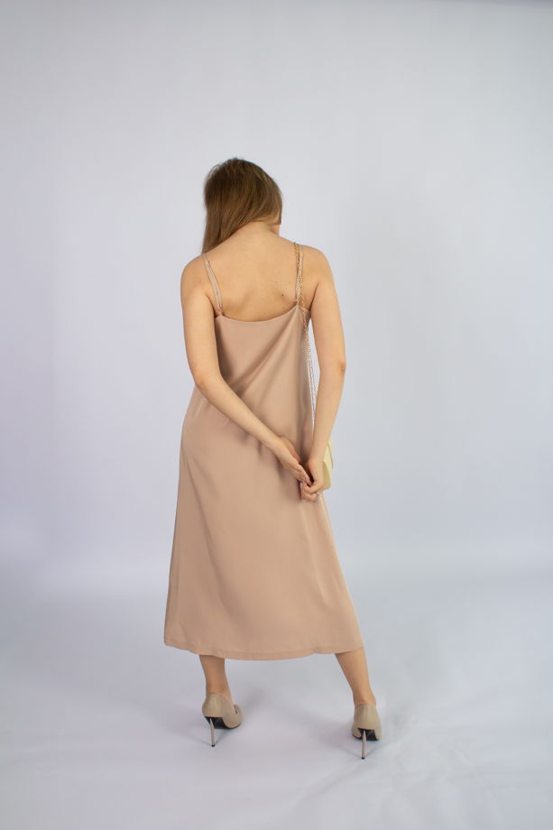 Платье-комбинация из тенселя на регулируемых бретелях миди бежевое.