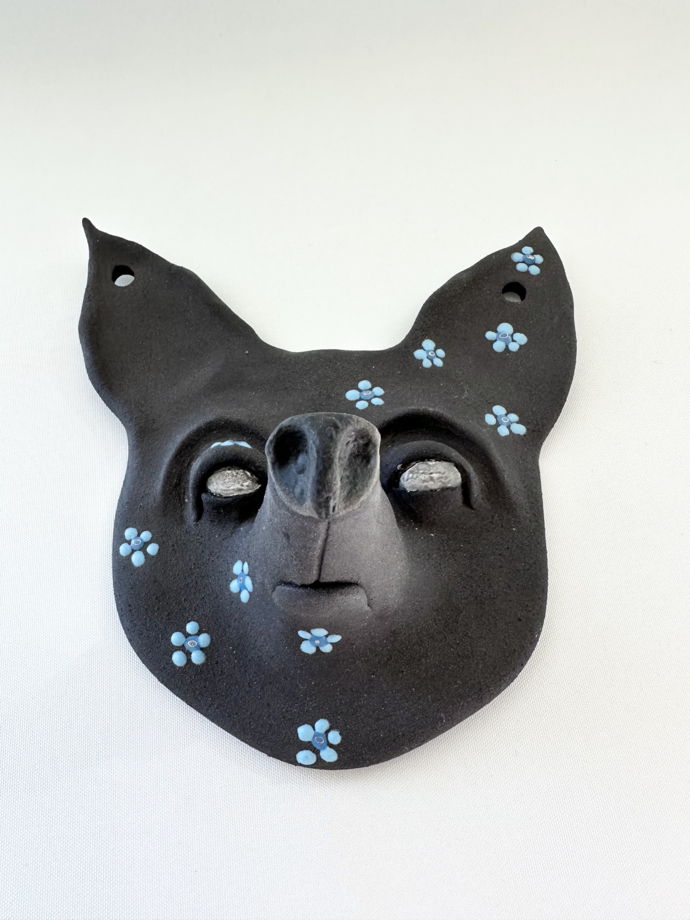 Настенный декор маска чёрная собака с платиной и росписью голубые цветы из чёрной каменной масссы ручной лепки
