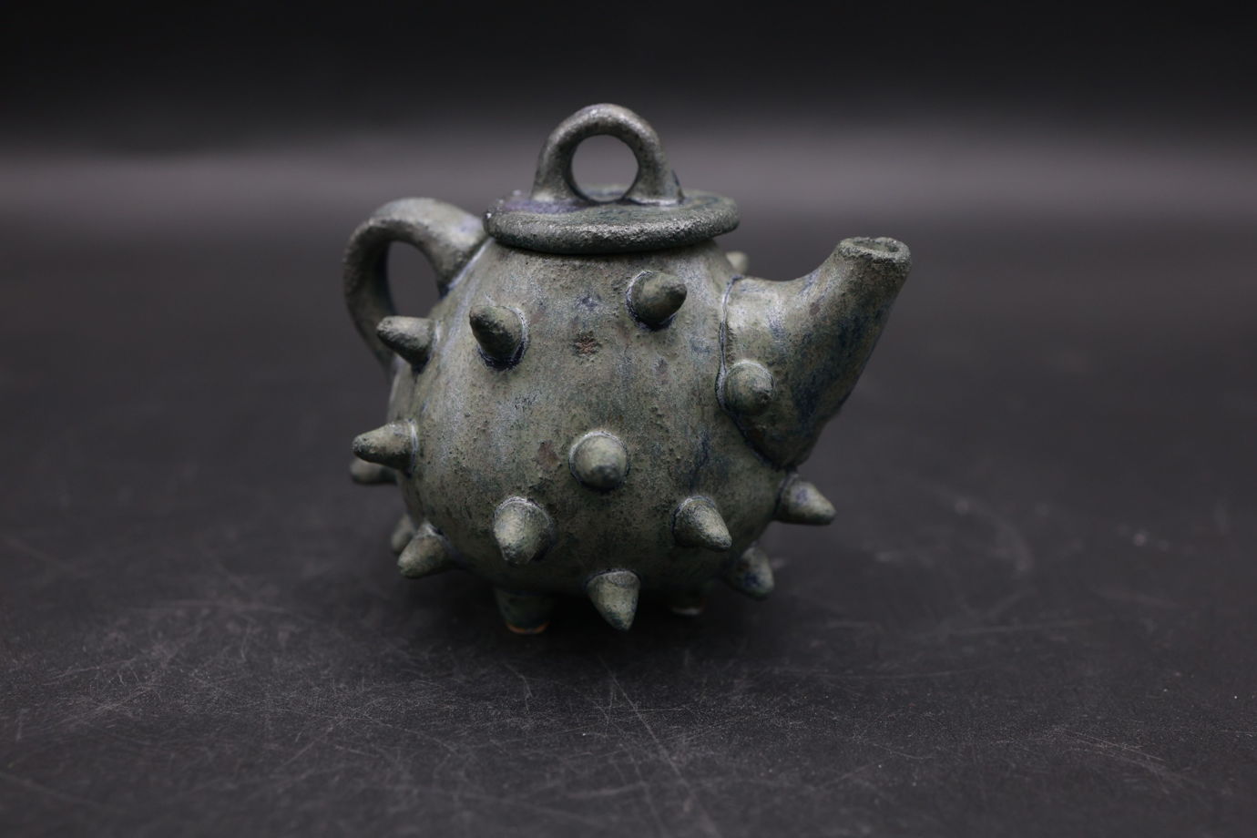 маленький чайник с колючками