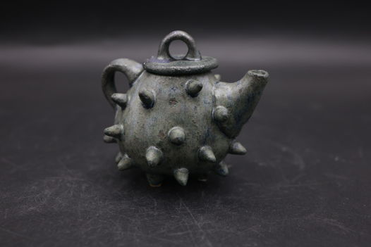 маленький чайник с колючками