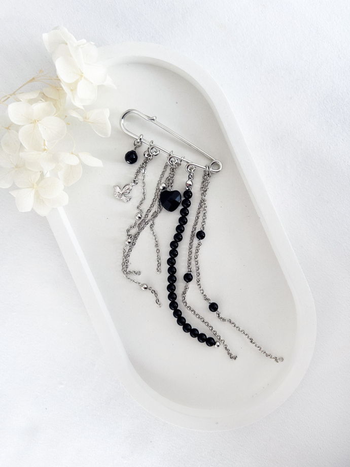 Брошь-булавка с цепочками и подвесками: сердечко и птичка