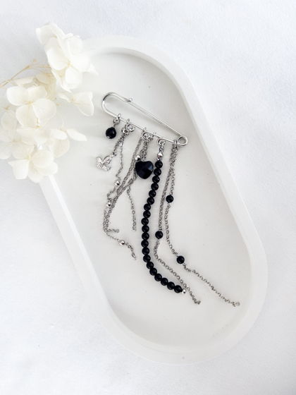 Брошь-булавка с цепочками и подвесками: сердечко и птичка