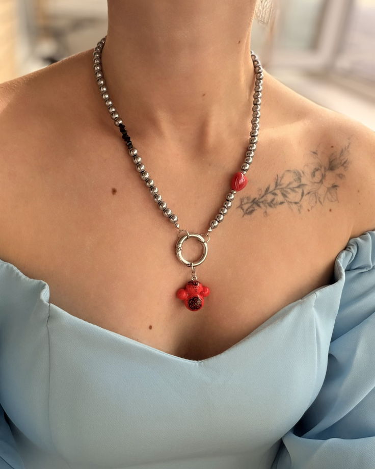 Колье ручной работы из гематита и алмазного стекла «Как ни крути»