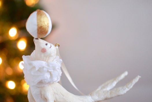 Ватная игрушка на ёлку «Тюлень с мячиком»