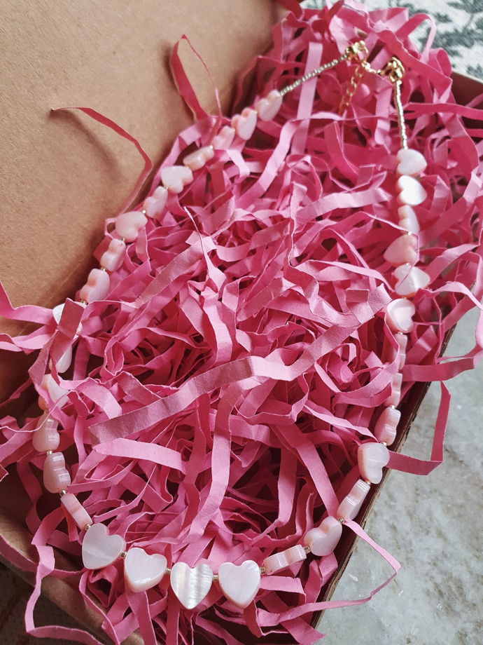 Колье чокер с розовыми сердечками из перламутра