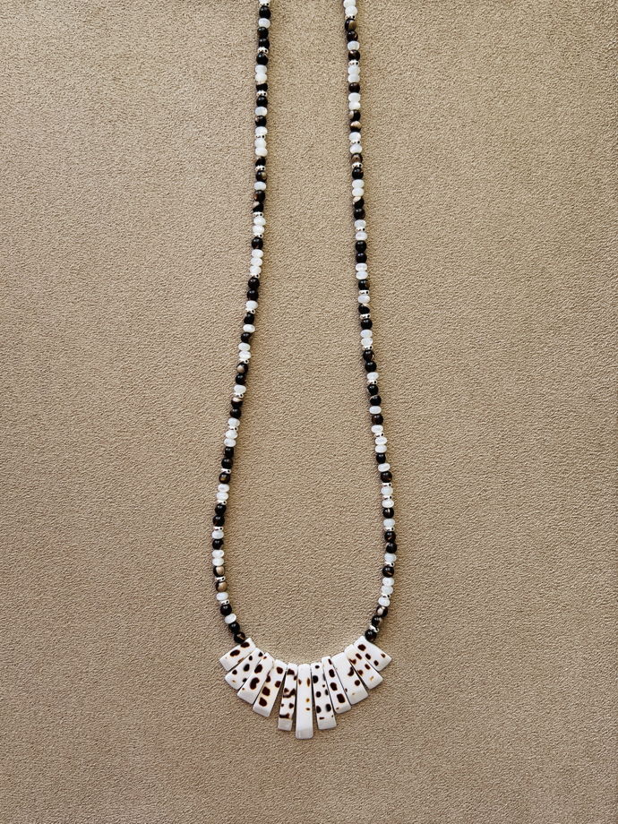 Украшение с перламутром и веером из ракушки