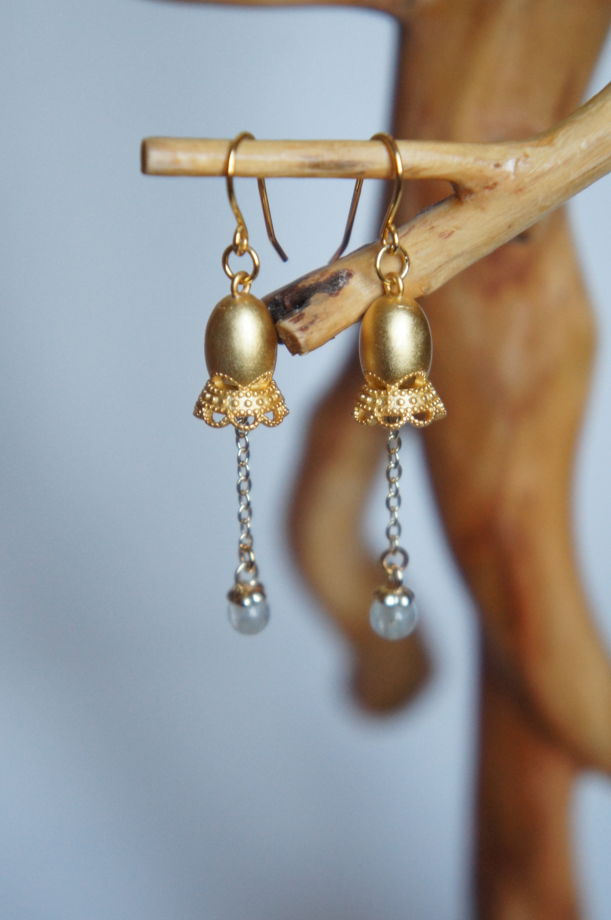 Позолоченные матовые ажурные кружевные серьги колокольчики с цепочками и аквамарином