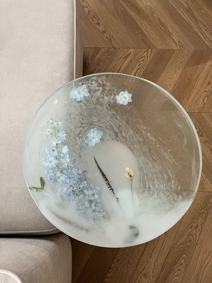 Журнальный столик из эпоксидной смолы с сухоцветами