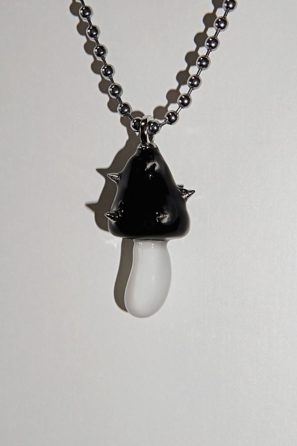Черно-белый кулон-гриб ручной работы «Готика»