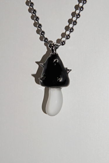 Черно-белый кулон-гриб ручной работы «Готика»