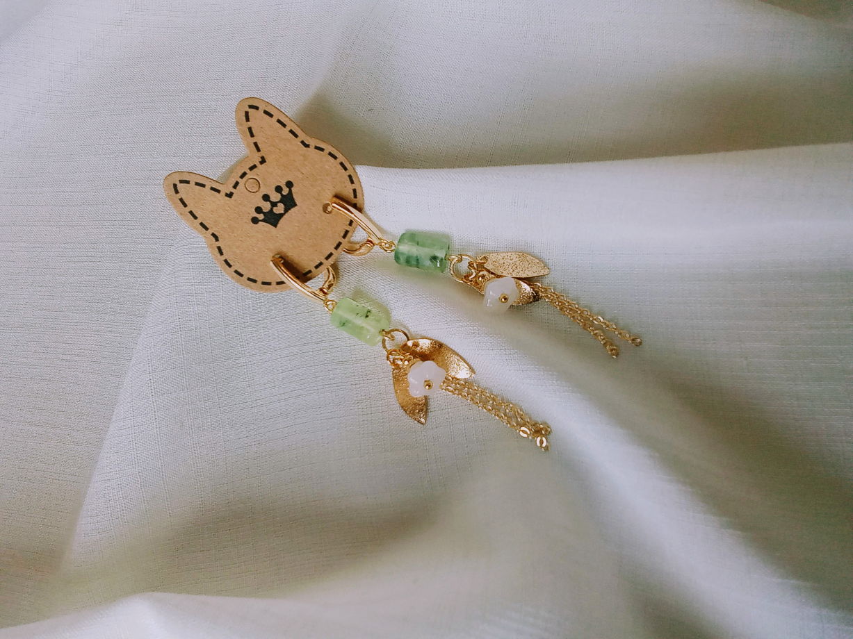 Светло-зеленые женские серьги из натуральног пренита "Ландыши"