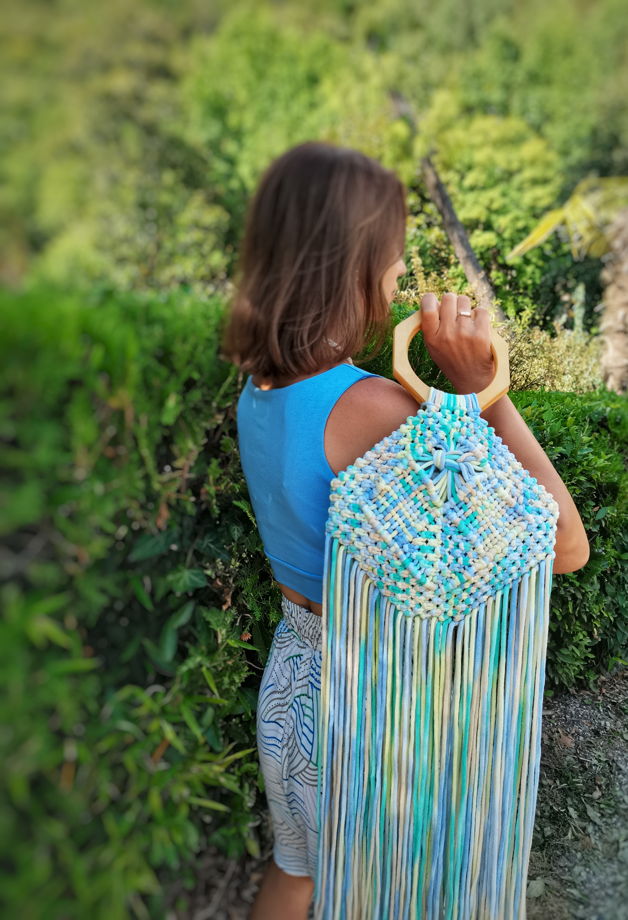 Плетёная сумка с бахромой  на деревянных ручках