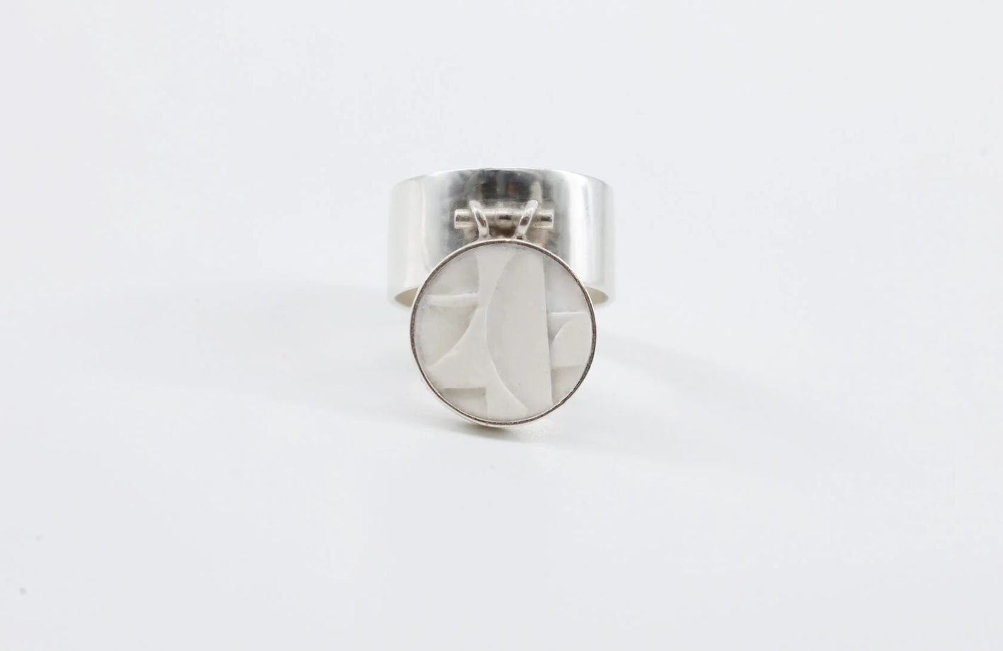 Серебряное кольцо с кругом из фарфора «Bauhaus»