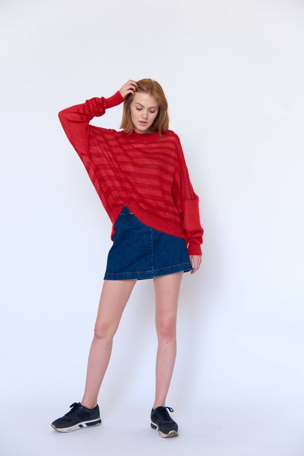 Красный свитер оверсайз в полоску