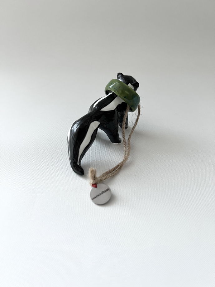 Интерьерный подвес и статуэтка малыш скунс  в зеленом ошейнике из костяного фарфора ручной лепки