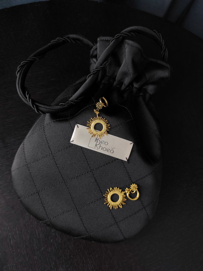 Стеганая сумочка-мешок из черного матового атласа на подкладке