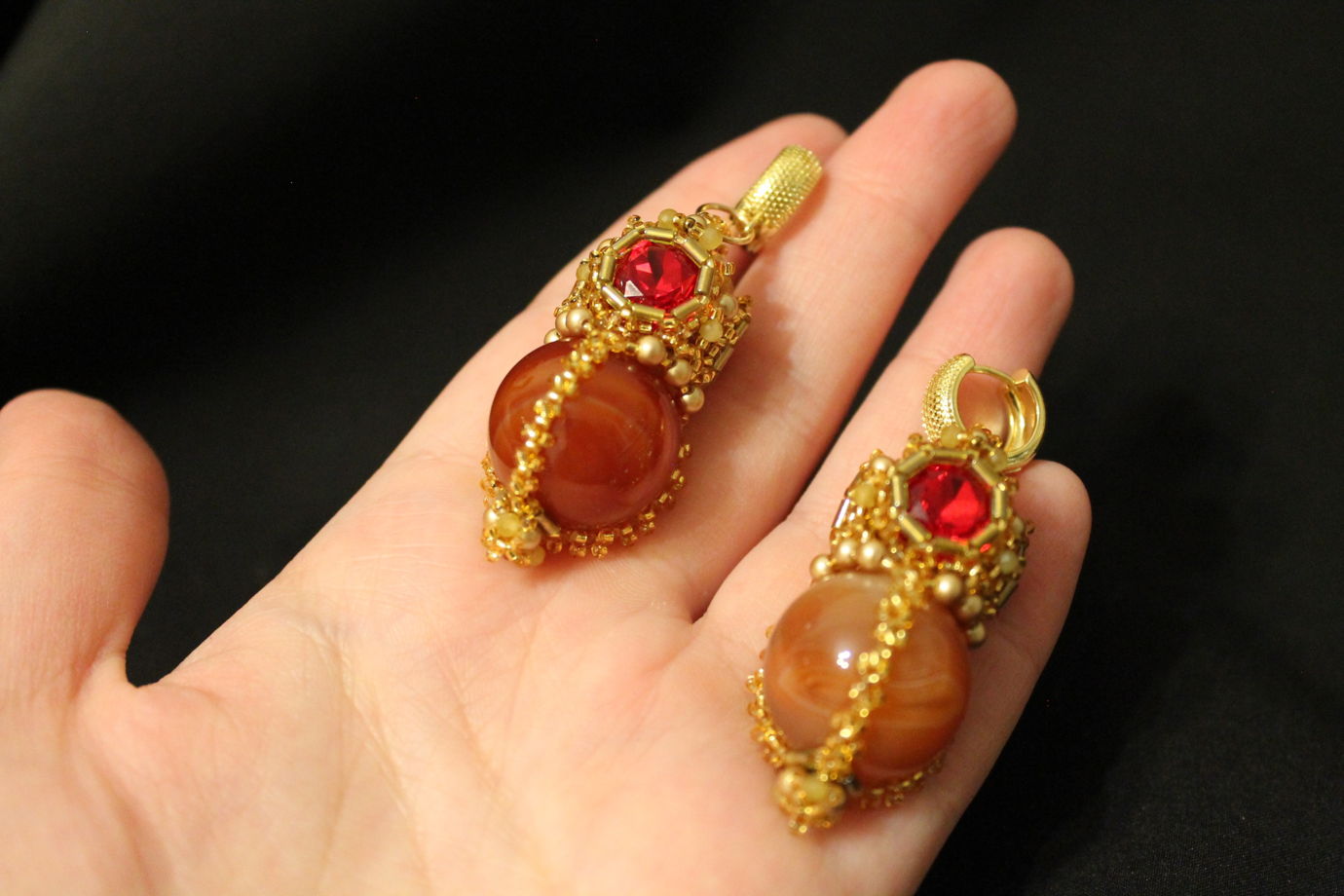 Серьги из крупных круглых агатов и малиновых страз