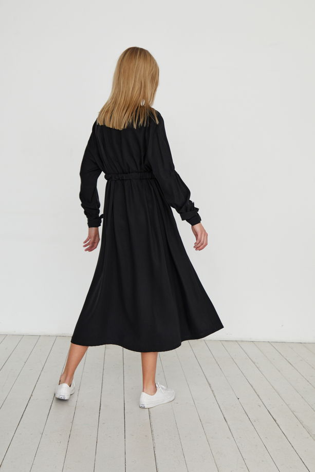 Черное платье из шелковистого тенсела