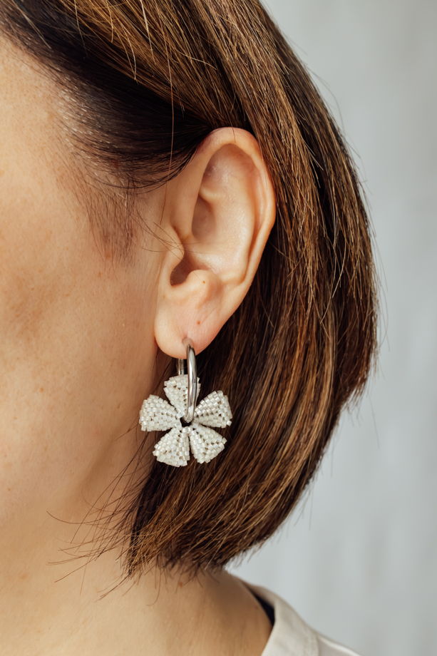 Серьги кольца с цветами бисерные серьги цветок из бисера белые