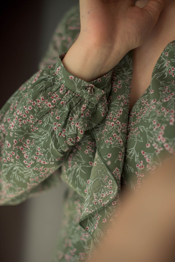 Стильное платье миди с лёгким цветочным принтом, мягким воланом на груди и элегантной пуговичкой в виде розы из 100% вискозы