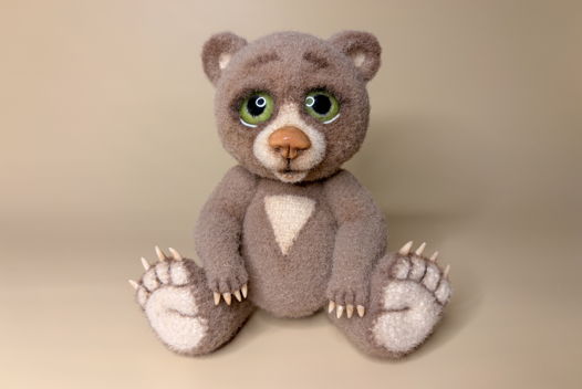 Бежевый вязаный мишка ручной работы