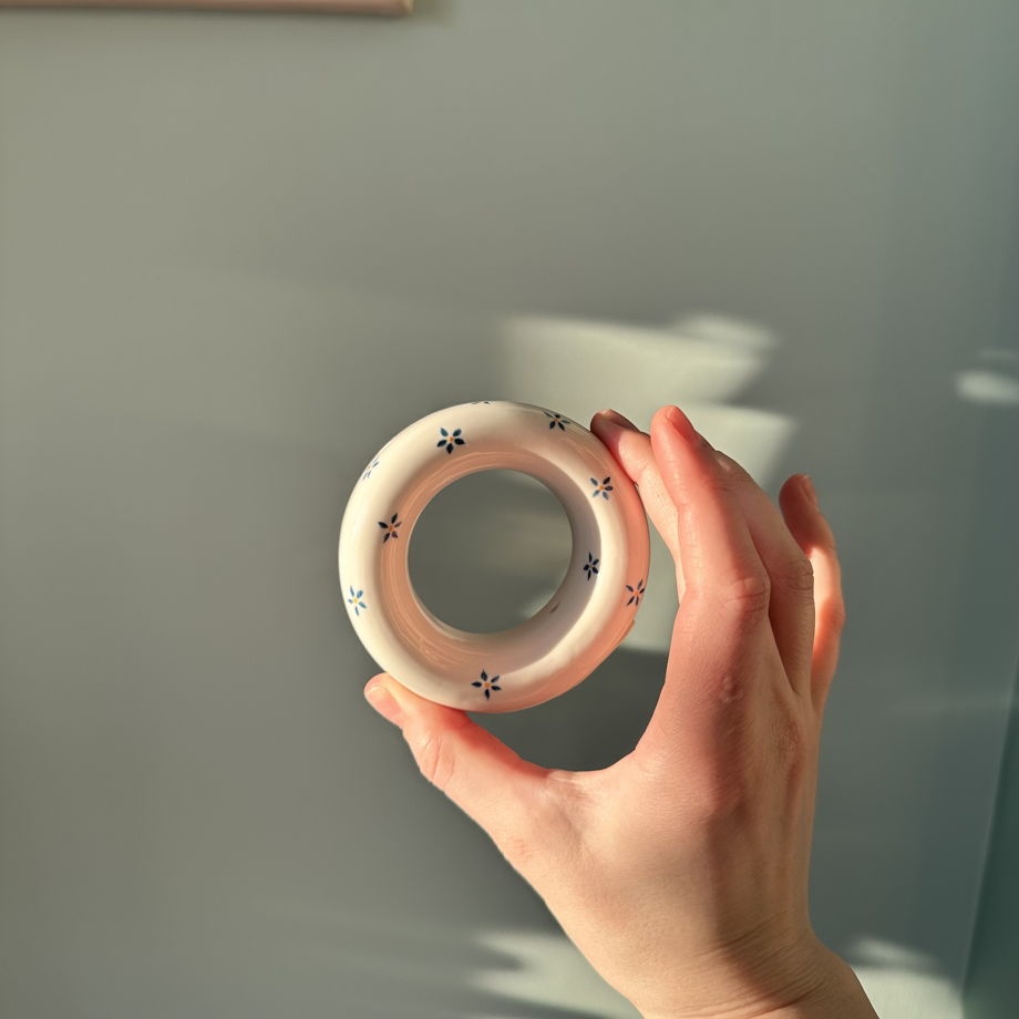 Ваза-бублик белая ручной работы с росписью "Лён"