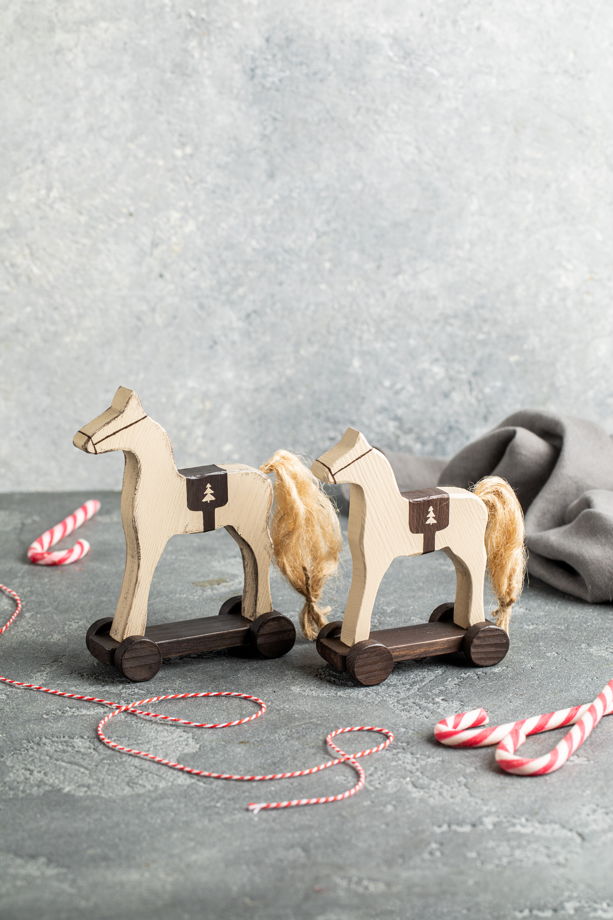 Декоративные деревянные лошадки