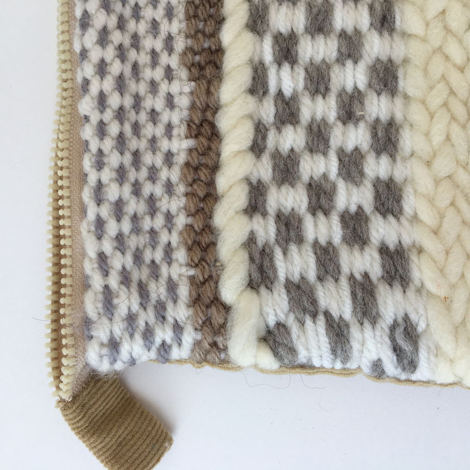 Бежевая тканая косметичка