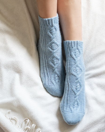 Вязаные шерстяные женские носки голубого цвета