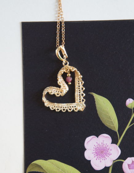 Кулон кружевное ажурное сердце с рубином