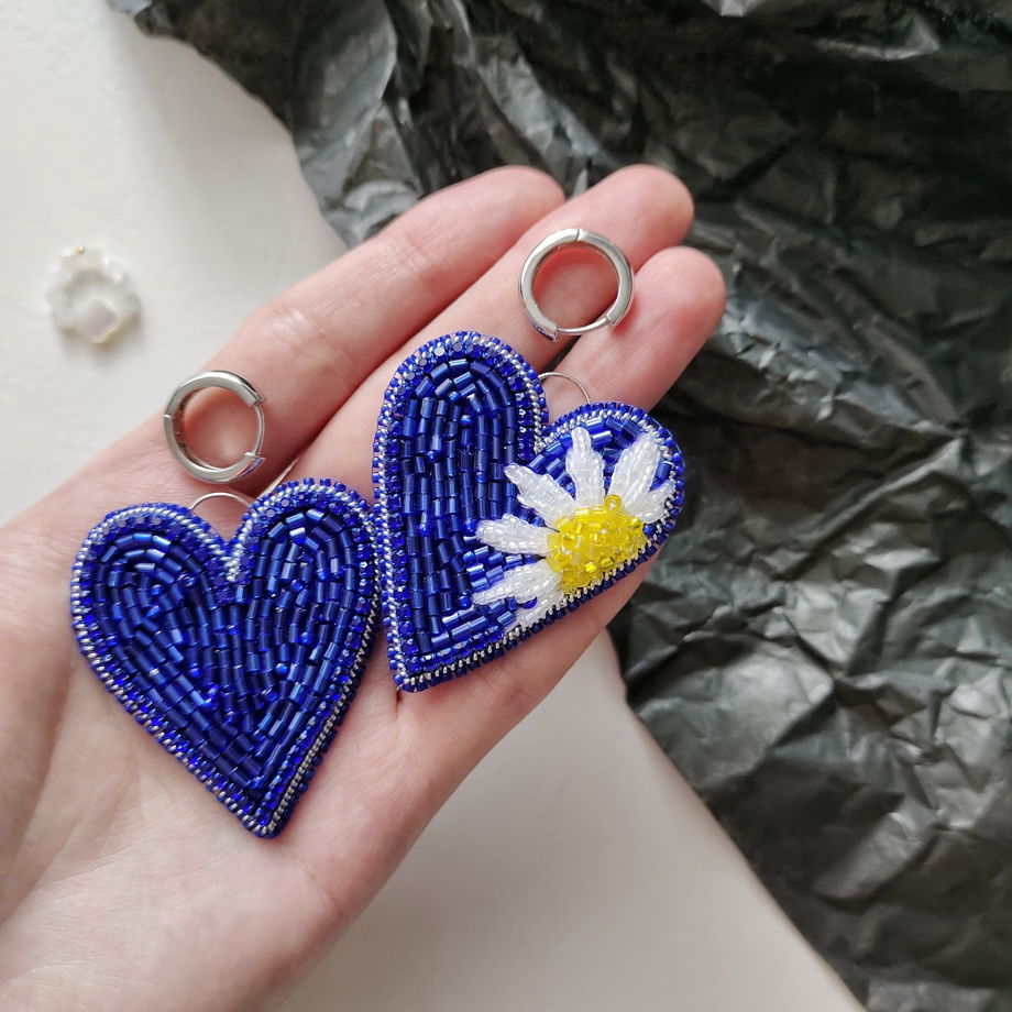 Серьги синие сердца ассиметричные с ромашкой из бисера ручной работы