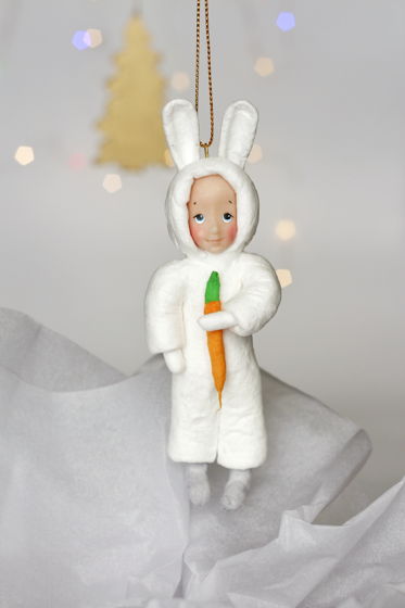 Ватная елочная игрушка "Малыш-зайчик с морковкой"